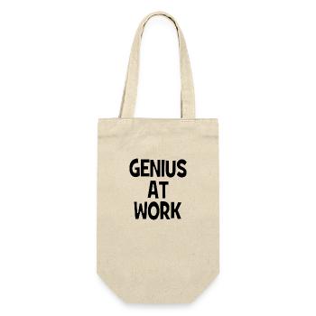 Genius at Work - Genie bei der Arbeit - Geschenkbeutel für Flaschen - Natur - Vorne