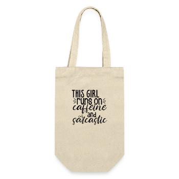 This Girl Runs On Caffeine And Sarcastic - Geschenkbeutel für Flaschen - Natur - Vorne