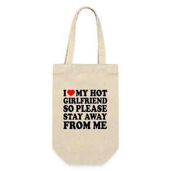 i love my hot girlfriend so please stay away from - Geschenkbeutel für Flaschen - Natur - Vorne
