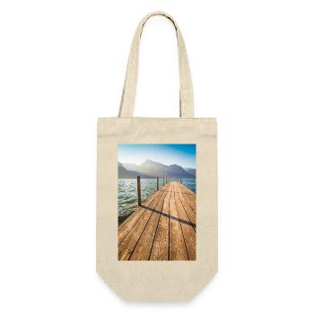 Holzsteg am Bergsee im Sonnenlicht - Geschenkbeutel für Flaschen - Natur - Vorne