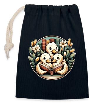 Une famille de canards câlins profite d’un partage - Sac cadeau en coton avec cordon (14 x 20 cm) - bleu marine - Devant