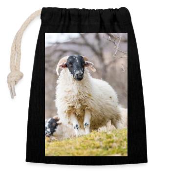 A Highland sheep with a black head in the Scottish - Closable cotton gift bag (14x20cm) - black - Front