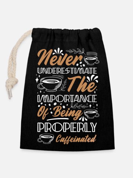 Never Underestimate Coffee - Verschließbarer Geschenkbeutel aus Baumwolle (14x20cm) - Schwarz