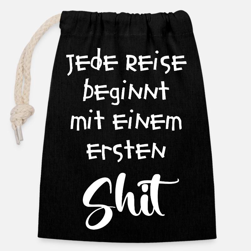 Jede Reise beginnt mit einem ersten Shit - Verschließbarer Geschenkbeutel aus Baumwolle (14x20cm) - Schwarz