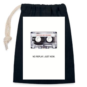 Pas de replay. À l’instant. – Conception rétro de cassette - Sac cadeau en coton avec cordon (14 x 20 cm) - bleu marine - Devant