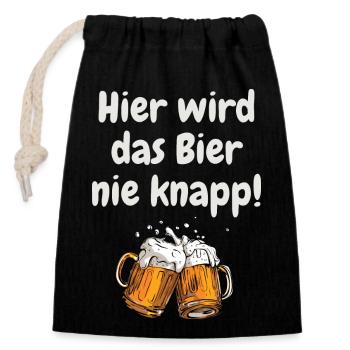 Hier wird das Bier nie knapp! Partyspruch/Motiv - Verschließbarer Geschenkbeutel aus Baumwolle (14x20cm) - Schwarz - Vorne