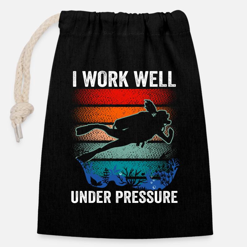 I Work well Under Pressure - Closable cotton gift bag (14x20cm) - black