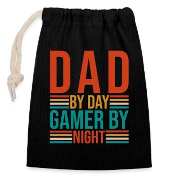 Dad By Day Gamer By Night - Lustiger Gamer Spruch - Verschließbarer Geschenkbeutel aus Baumwolle (14x20cm) - Schwarz - Vorne