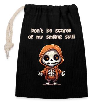 Don't be scared of my smiling skull. - Closable cotton gift bag (14x20cm) - black - Front