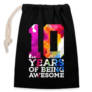 10 YEARS OF BEING AWESOME 10. GEBURTSTAG - Verschließbarer Geschenkbeutel aus Baumwolle (14x20cm) - Schwarz - Vorne