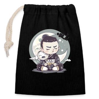 Müder kleiner Sumo-Samurai mit Mond und Sternen - Verschließbarer Geschenkbeutel aus Baumwolle (14x20cm) - Schwarz - Vorne