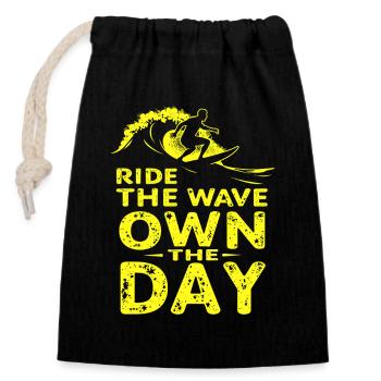 Surfer Ride the Wave – Own the Day Spruch - Verschließbarer Geschenkbeutel aus Baumwolle (14x20cm) - Schwarz - Vorne