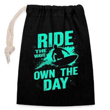Surfer Ride the Wave – Own the Day Saying - Closable cotton gift bag (14x20cm) - black - Front