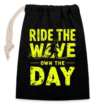 Surfer Ride the Wave – Own the Day Spruch - Verschließbarer Geschenkbeutel aus Baumwolle (14x20cm) - Schwarz - Vorne