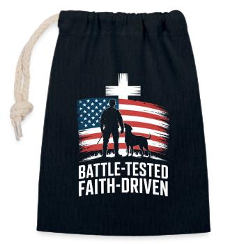 Battle Tested Faith Driven Soldier Dog Cross USA - Closable cotton gift bag (14x20cm) - navy - Front
