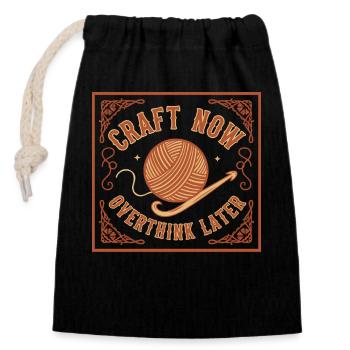 Travail créatif maintenant : trop réfléchir à la laine au crochet drôle plus tard - Sac cadeau en coton avec cordon (14 x 20 cm) - noir - Devant
