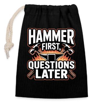 Hammer First Questions Later Schmied Spruch - Verschließbarer Geschenkbeutel aus Baumwolle (14x20cm) - Schwarz - Vorne