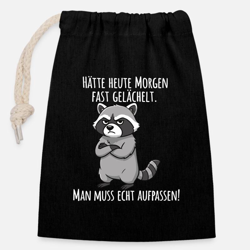 Fast gelächelt – Grummeliger Waschbär Morgenmuffel - Verschließbarer Geschenkbeutel aus Baumwolle (14x20cm) - Schwarz