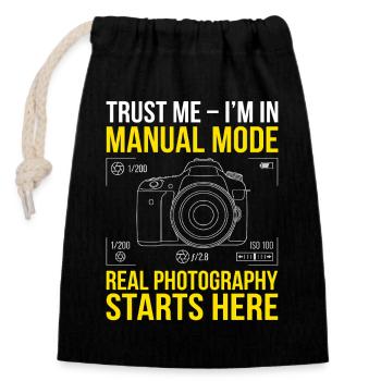 Croyez-moi, je fais de la photographie de mode manuelle - Sac cadeau en coton avec cordon (14 x 20 cm) - noir - Devant