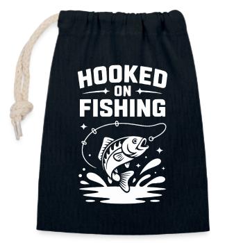 Hooked On Fishing - Angler Spruch - Verschließbarer Geschenkbeutel aus Baumwolle (14x20cm) - Navy - Vorne