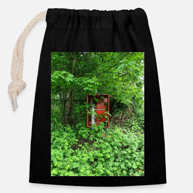 Rouge dans le vert - Sac cadeau en coton avec cordon (14 x 20 cm) - noir