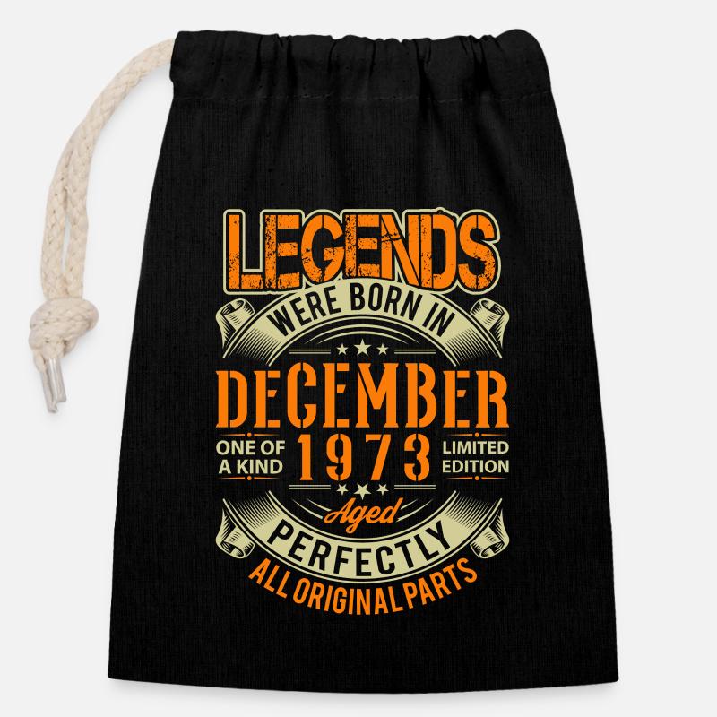 1973 Décembre Birthday Legend - Sac cadeau en coton avec cordon (14 x 20 cm) - noir
