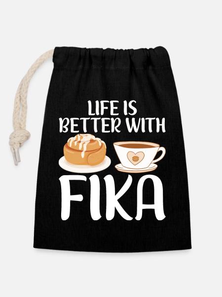 Life Is Better With Fika Kanelbullar Kaffee - Verschließbarer Geschenkbeutel aus Baumwolle (14x20cm) - Schwarz