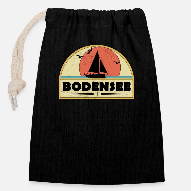 Bodensee mit Sonnenuntergang und Segelboot - Verschließbarer Geschenkbeutel aus Baumwolle (14x20cm) - Schwarz