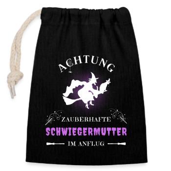 Schwiegermutter Hexe am Besen mit Katze im Anflug - Verschließbarer Geschenkbeutel aus Baumwolle (14x20cm) - Schwarz - Vorne