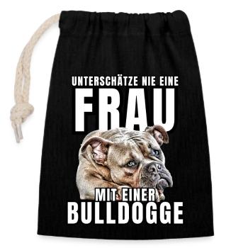 Unterschätze NIE eine Frau mit Bulldogge Hund HUND - Verschließbarer Geschenkbeutel aus Baumwolle (14x20cm) - Schwarz - Vorne