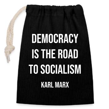 Démocratie vs socialisme Karl Marx Citation Tee - Sac cadeau en coton avec cordon (14 x 20 cm) - noir - Devant