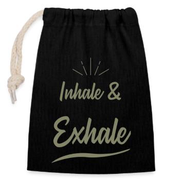 inhale & exhale yoga sprüche - Verschließbarer Geschenkbeutel aus Baumwolle (14x20cm) - Schwarz - Vorne