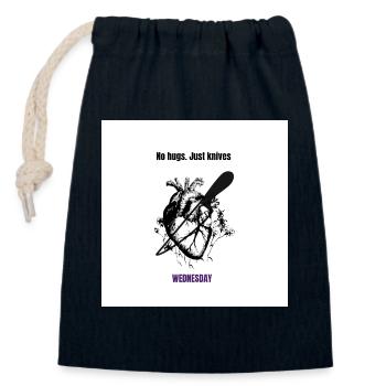 Pas de câlins, juste des couteaux. MERCREDI - Sac cadeau en coton avec cordon (14 x 20 cm) - bleu marine - Devant