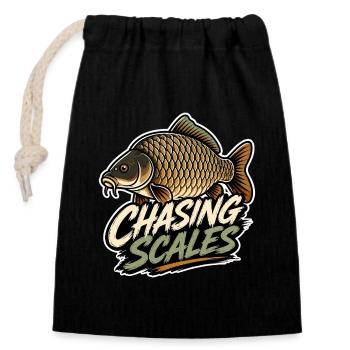 Chasing Scales Karpfenfischerei-Design - Verschließbarer Geschenkbeutel aus Baumwolle (14x20cm) - Schwarz - Vorne