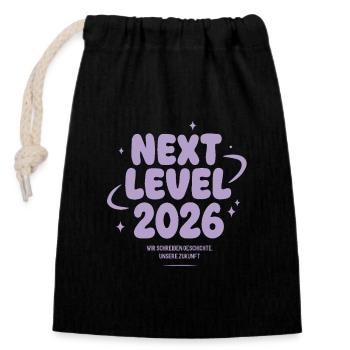 Next Level 2026 – Wir schreiben Geschichte - Verschließbarer Geschenkbeutel aus Baumwolle (14x20cm) - Schwarz - Vorne