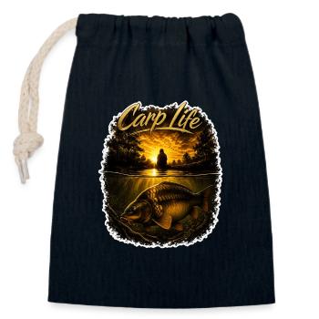 Carp Life Sunset – Bold Carp Angel Design - Verschließbarer Geschenkbeutel aus Baumwolle (14x20cm) - Navy - Vorne