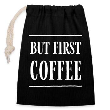 But First, Coffee – Lustiges Kaffee-Textdesign - Verschließbarer Geschenkbeutel aus Baumwolle (14x20cm) - Schwarz - Vorne