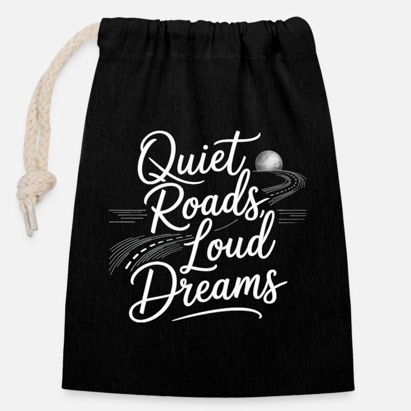 Quiet Roads Loud Dreams - Roadtrip Nacht Design - Verschließbarer Geschenkbeutel aus Baumwolle (14x20cm) - Schwarz