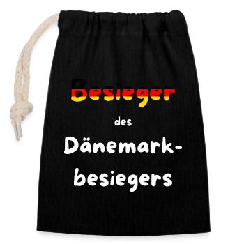 Handball EM 2026 - Besieger des Dänemarkbesiegers - Verschließbarer Geschenkbeutel aus Baumwolle (14x20cm) - Schwarz - Vorne