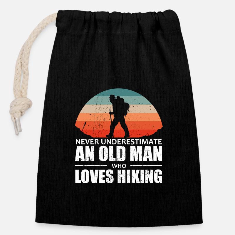 Never Underestimate An Old Man Who Loves Hiking - Closable cotton gift bag (14x20cm) - black
