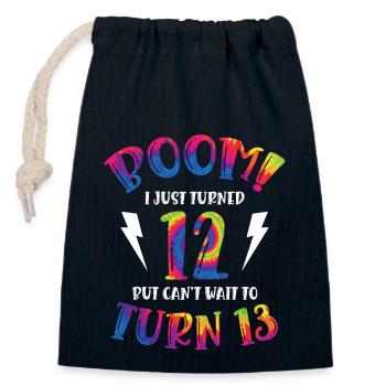 Boom Je viens d’avoir 12 ans mais j’ai hâte d’avoir 13 ans - Sac cadeau en coton avec cordon (14 x 20 cm) - bleu marine - Devant