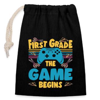First Grade The Game Begins First Day of School - Closable cotton gift bag (14x20cm) - black - Front