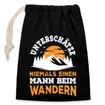 Unterschätze niemals einen Mann beim Wandern Berge - Verschließbarer Geschenkbeutel aus Baumwolle (14x20cm) - Schwarz - Vorne