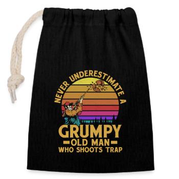 Never Underestimate A Grumpy Old Man Who Shoots Tr - Closable cotton gift bag (14x20cm) - black - Front