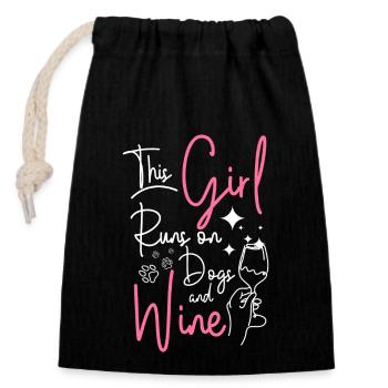 This girl runs on dogs and wine - Closable cotton gift bag (14x20cm) - black - Front