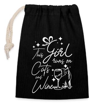 This girl runs on cats and wine - Closable cotton gift bag (14x20cm) - black - Front