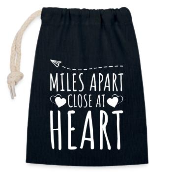 Longue distance Famille Miles Apart Close At Heart - Sac cadeau en coton avec cordon (14 x 20 cm) - bleu marine - Devant