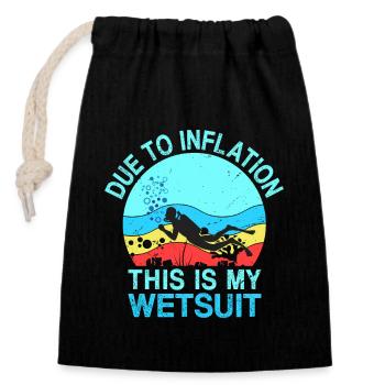 Due To Inflation - This Is My Wetsuit - Verschließbarer Geschenkbeutel aus Baumwolle (14x20cm) - Schwarz - Vorne