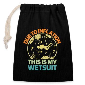 Due To Inflation - This Is My Wetsuit - Verschließbarer Geschenkbeutel aus Baumwolle (14x20cm) - Schwarz - Vorne