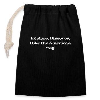 Randonnée - Explorer. Découvrir. Randonnée à l’américaine - Sac cadeau en coton avec cordon (14 x 20 cm) - noir - Devant